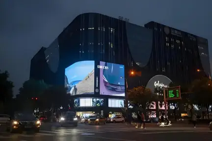 北京西单商圈老佛爷百货户外LED大屏：品牌营销的黄金阵地